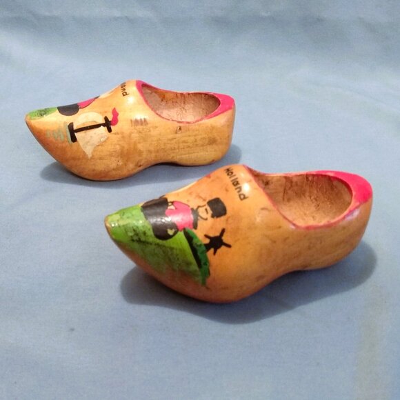 Vintage Mini Souvenir Wooden Clogs-Hand Painted-Hand Carved-Dutch Couple-4.5" - Picture 4 of 9